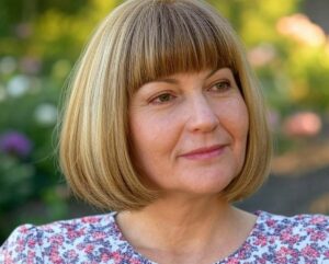 coupe cheveux mi long dégradé effilé avec frange 60 ans​